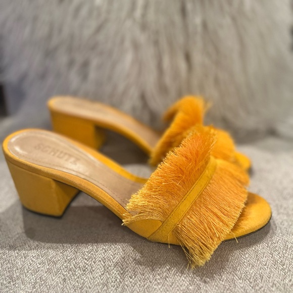 Schutz Elsa Fringe sandals in color yellow. Worn but in good condition - Picture 2 of 4